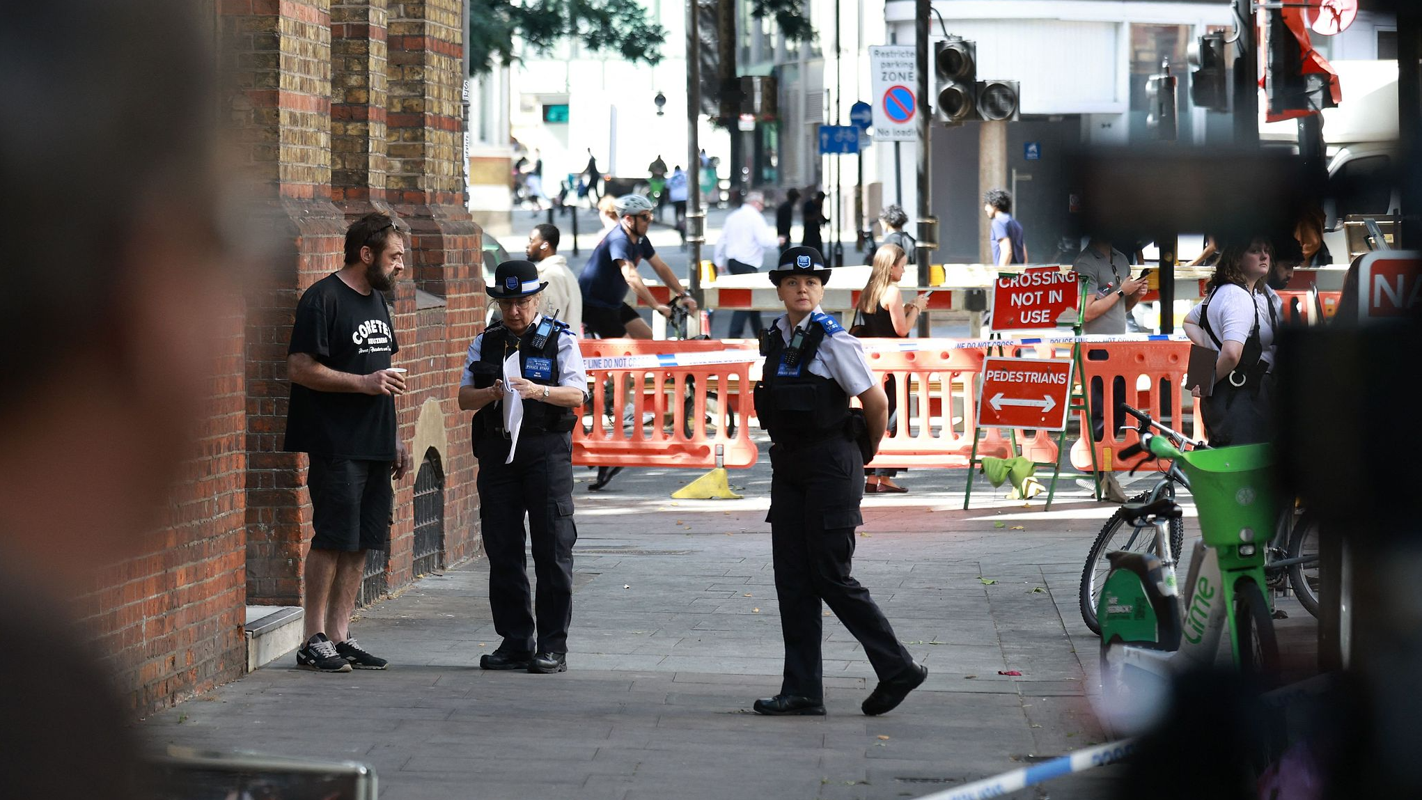 Police community support officers stand behind cordon tape at Endell Street in Covent Garden, central London, August 5, 2026. /VCG