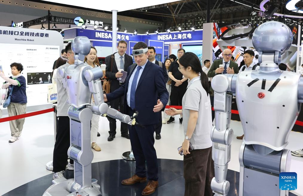 A visitor tries to control a robot with a wearable brain-computer interface (BCI) device during the 12th China (Shanghai) International Technology Fair in Shanghai, east China, June 11, 2026. /Xinhua