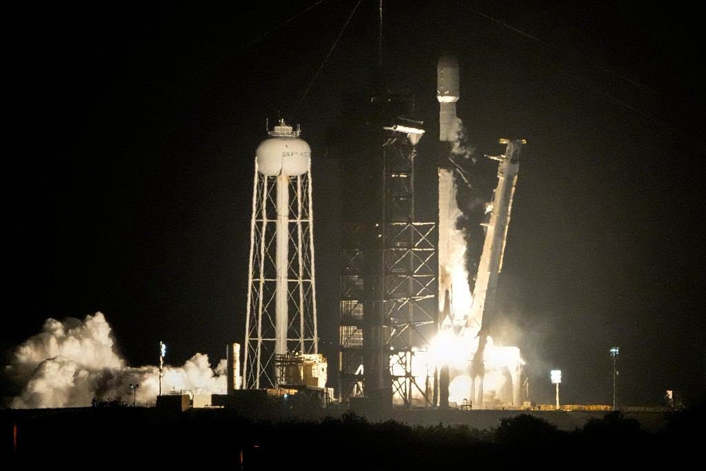 A SpaceX Falcon 9 rocket lifts off from pad 39A with a payload of a pair of lunar landers at the Kennedy Space Center in Cape Canaveral, Florida, the US, January 15, 2025. /VCG