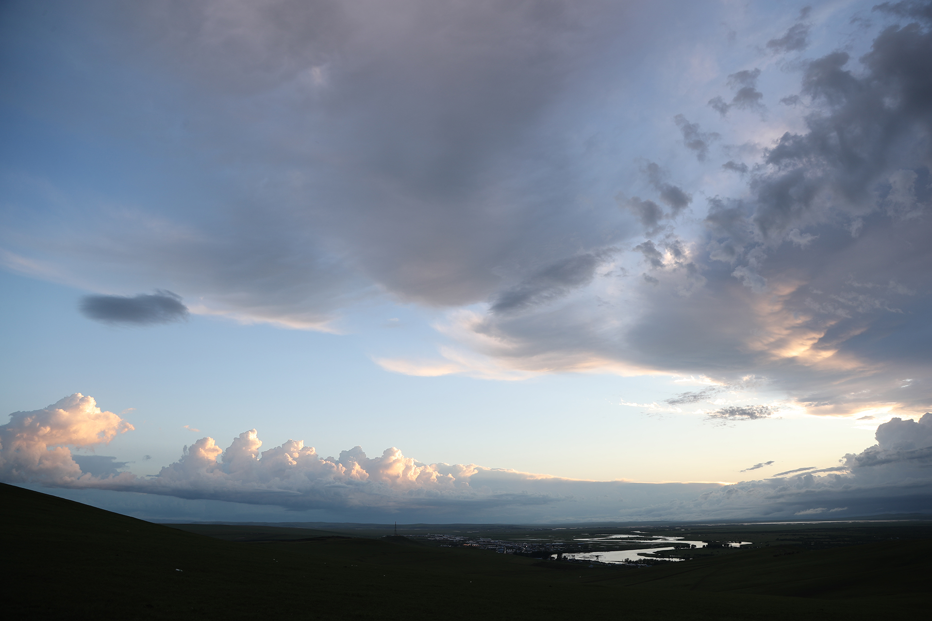 A view of the grasslands and sky at sunset from a hilltop in Heishantou Town, Hulunbuir, Inner Mongolia. /CGTN