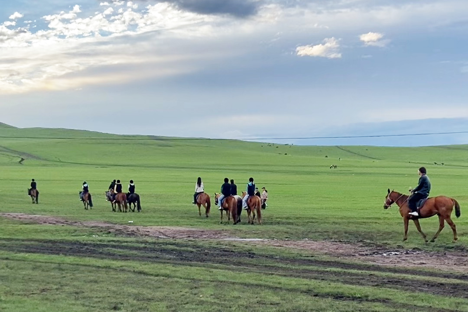 Visitors ride horses at sunset in Heishantou Town, Hulunbuir, Inner Mongolia. /CGTN