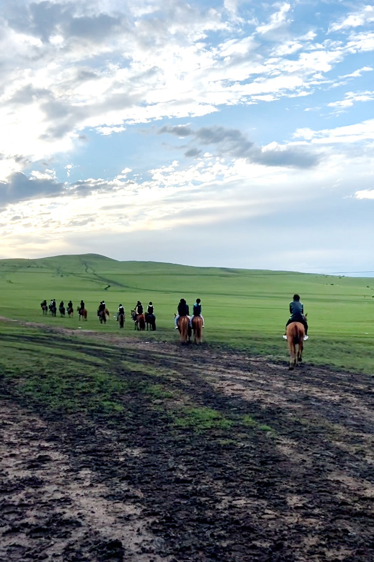 Visitors ride horses at sunset in Heishantou Town, Hulunbuir, Inner Mongolia. /CGTN