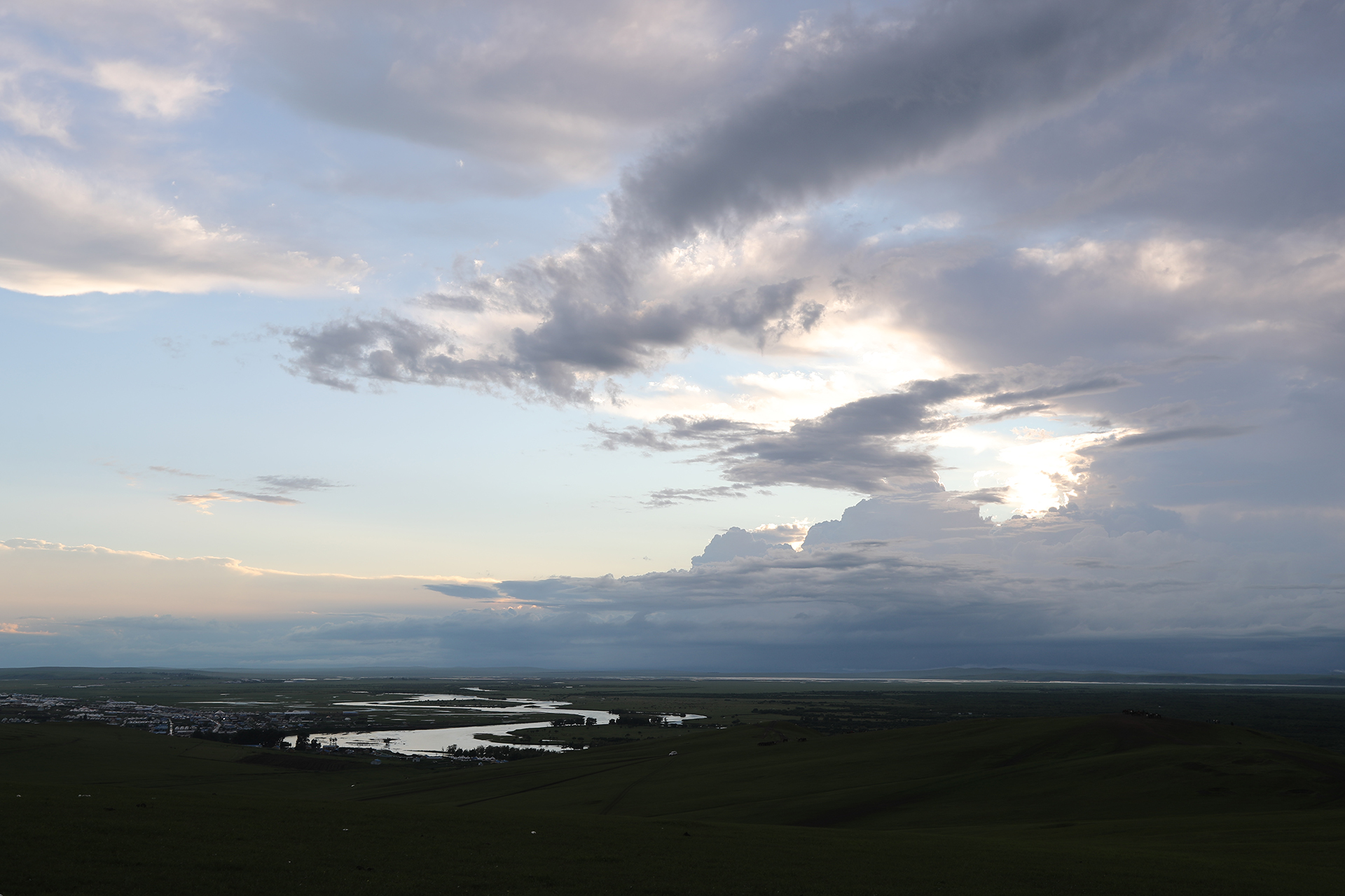 A view of the grasslands and sky at sunset from a hilltop in Heishantou Town, Hulunbuir, Inner Mongolia. /CGTN