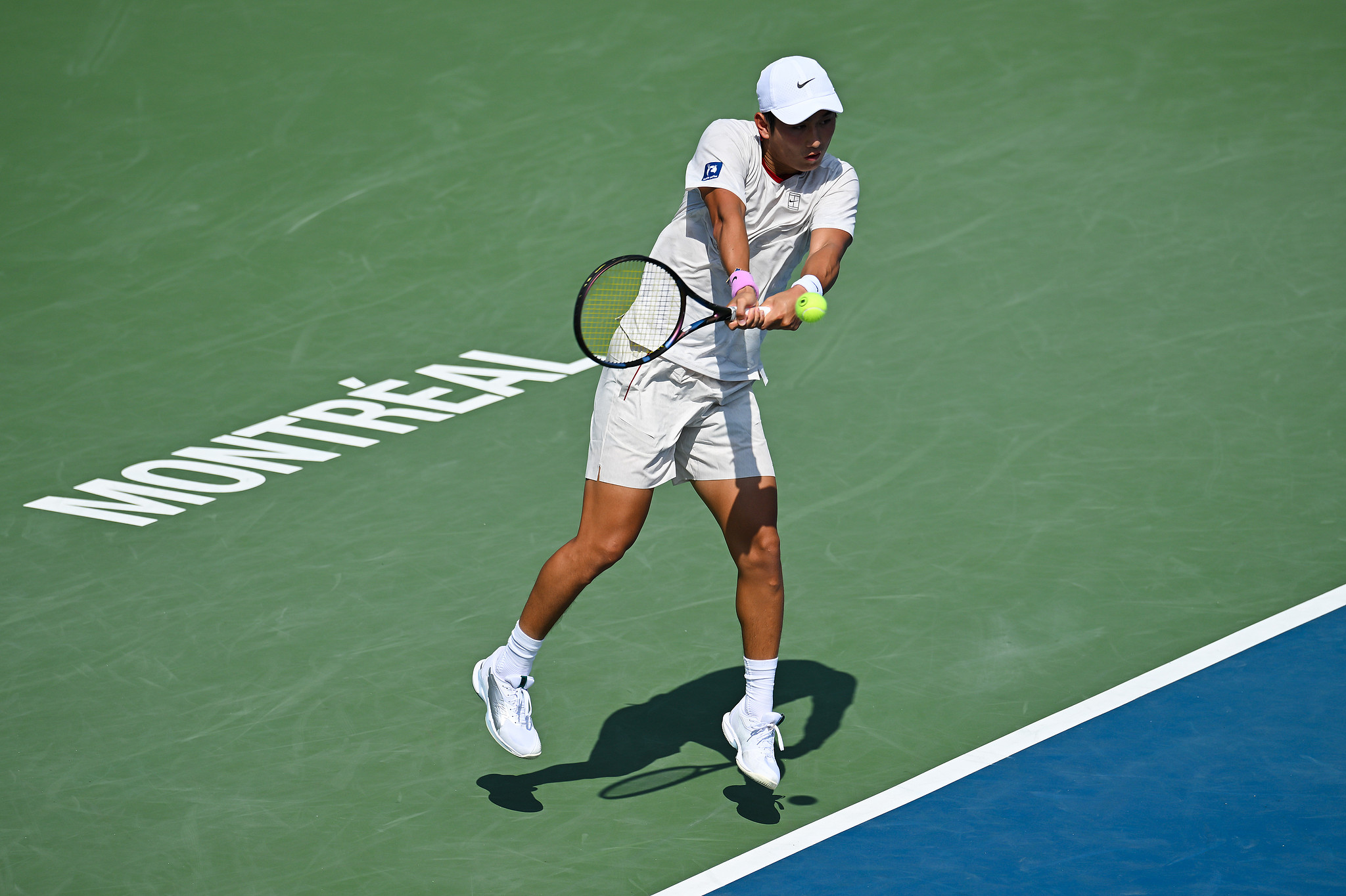 Shang Juncheng of China hits a shot against Luciano Darderi of Italy in the third round of the ATP National Bank Open in Montreal, Quebec, Canada, August 6, 2026. /VCG