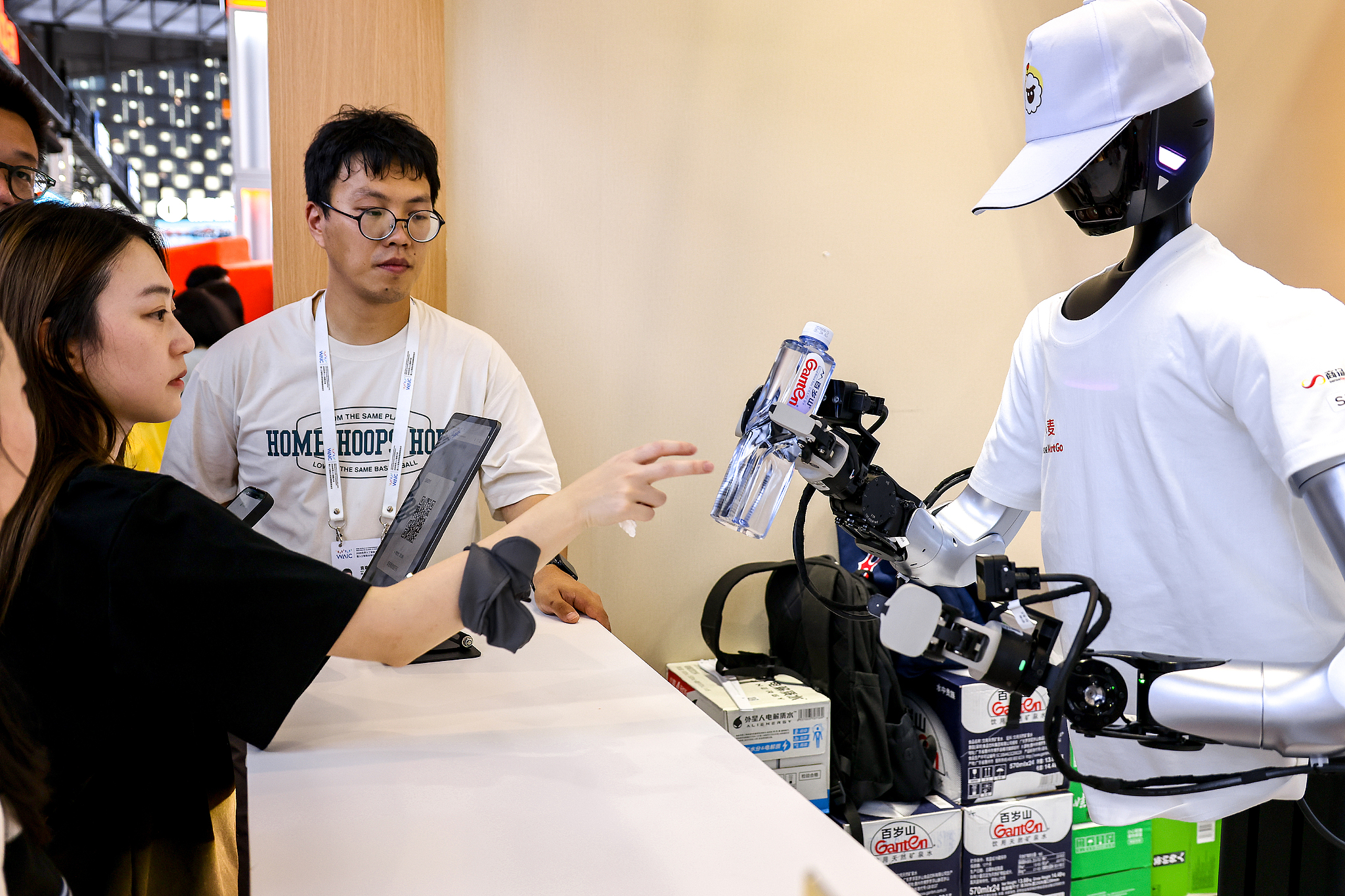 A humanoid robot serve visitors drinks at the World Artificial Intelligence Conference in Shanghai, China, July 29, 2026. /VCG