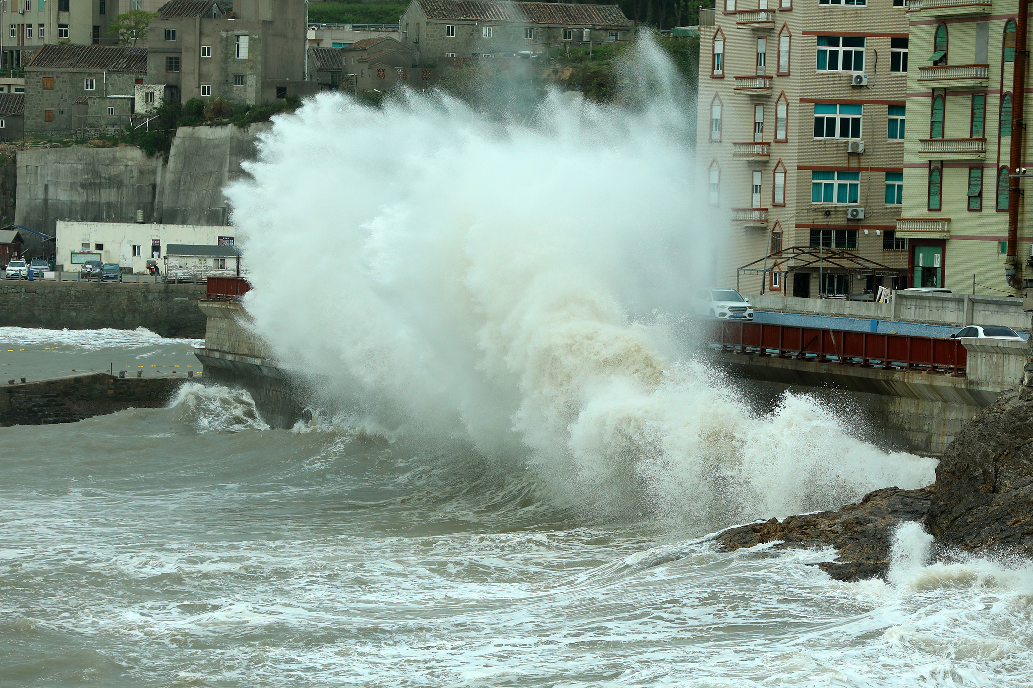 Affected by Typhoon Dolphin, giant waves over 10 meters high surged off the coast of Shitang in Wenling, east China's Zhejiang Province, August 5, 2026. /VCG
