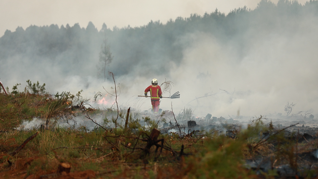 Firefighters battle a major wildfire spreading through forest areas near Audenge in France's southwestern Gironde department, July 26, 2026. /VCG