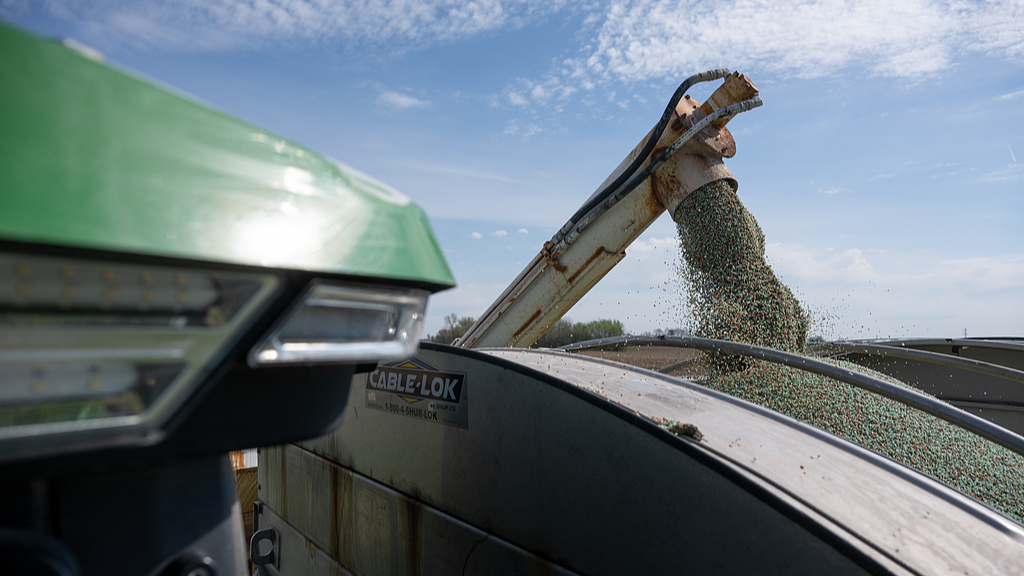 Granular blend fertilizer is loaded into a spreader on a farm near Montrose, Missouri, US, April 7, 2026. /VCG
