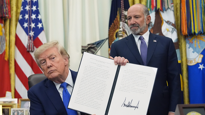 US President Donald Trump holds a signed proclamation regarding polysilicon imports as Commerce Secretary Howard Lutnick watches in the Oval Office of the White House in Washington, US, August 6, 2026. /VCG