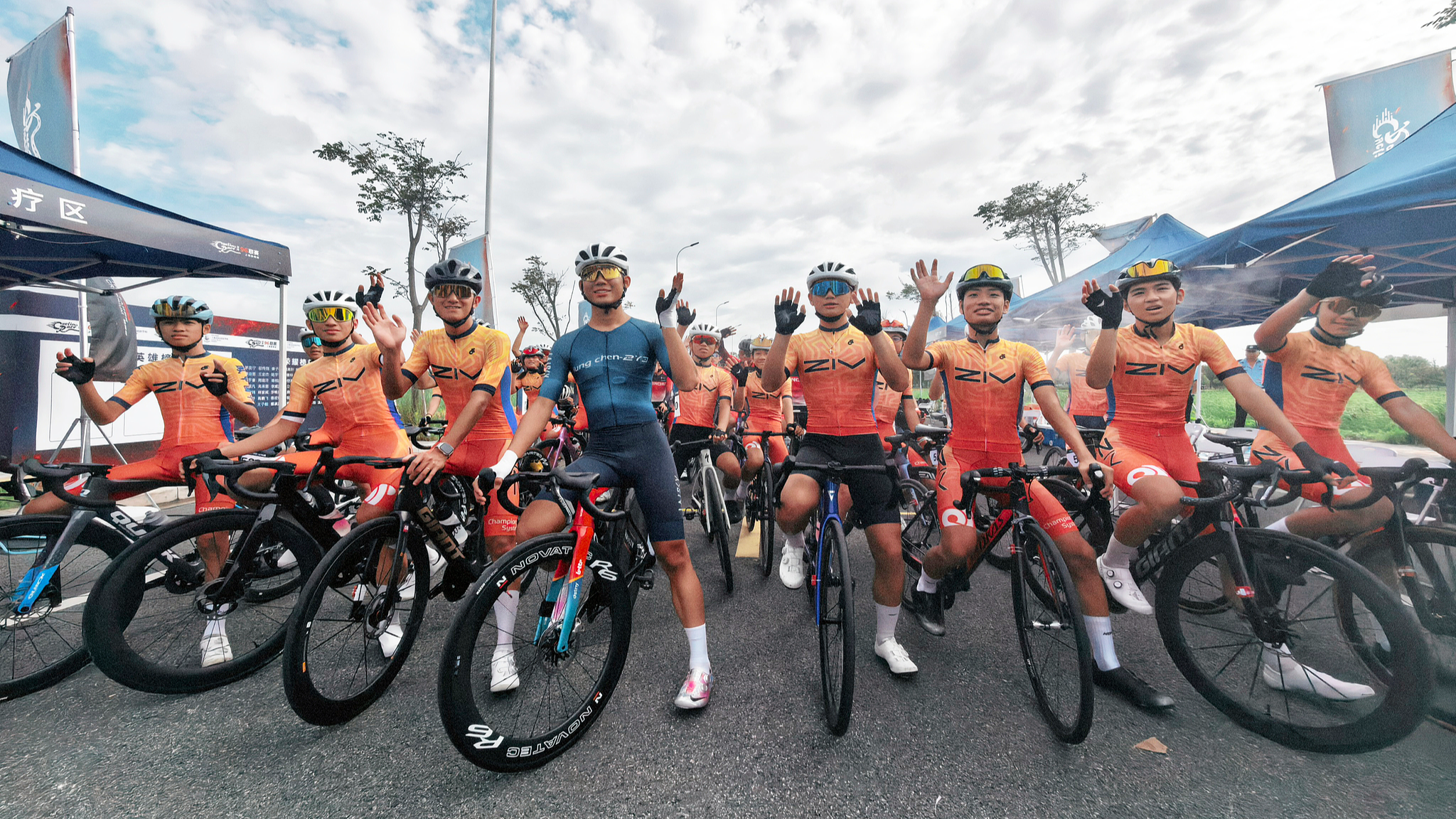 Young people from Taiwan and Shanghai participate in a cycling league to enhance cultural exchanges between the two sides of the Taiwan Strait, in Chongming, Shanghai, east China, July 27, 2026. /CFP
