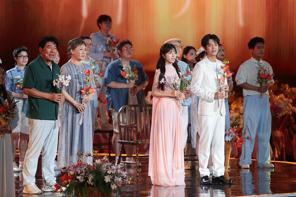 Chinese screen legends Zhu Shimao (left) and Cong Shan (second from left) perform with young actors Li Sitong (second from right) and Wang Yantong (right) on August 7, 2026. /VCG