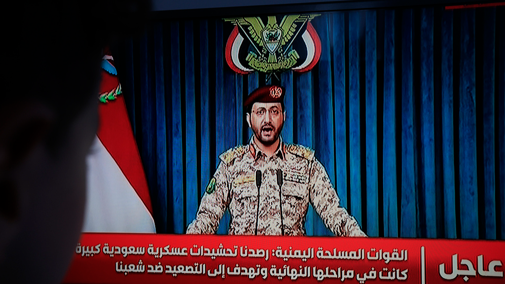 A person watches Houthi military spokesperson Yahya Sarea deliver a televised statement, Yemen, August 6, 2026. /VCG