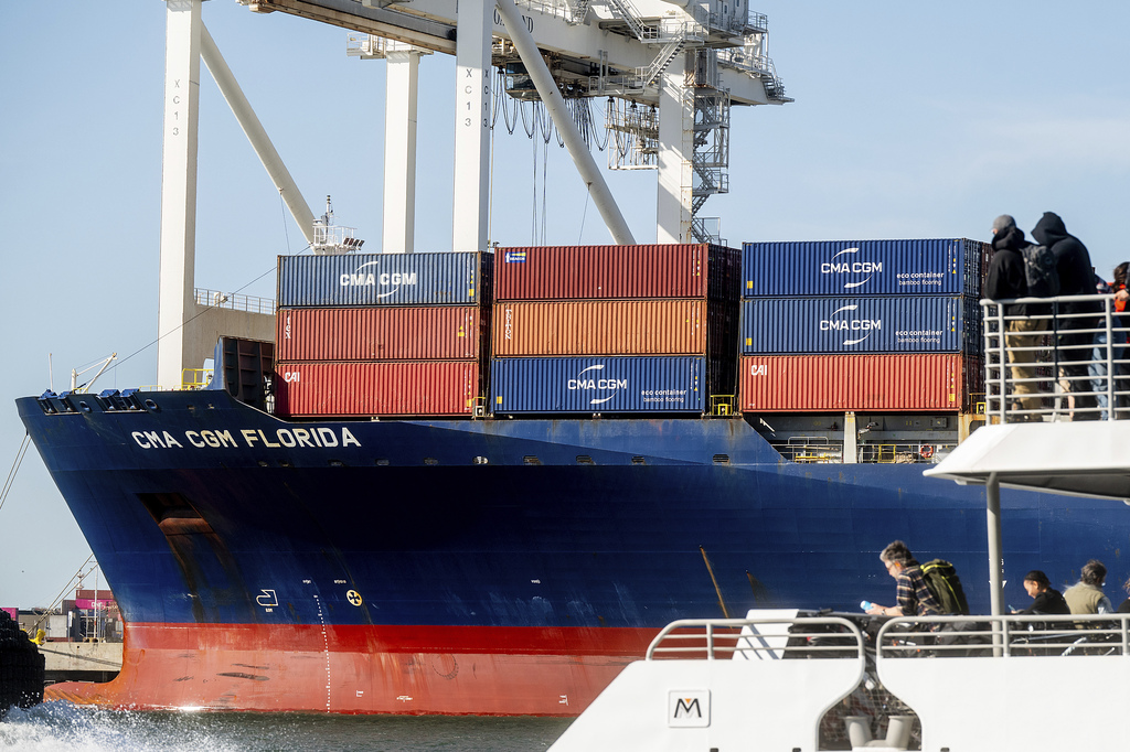 Ferry passengers pass containers aboard a cargo ship at the Port of Oakland in Oakland, California, US, April 4, 2025. /VCG