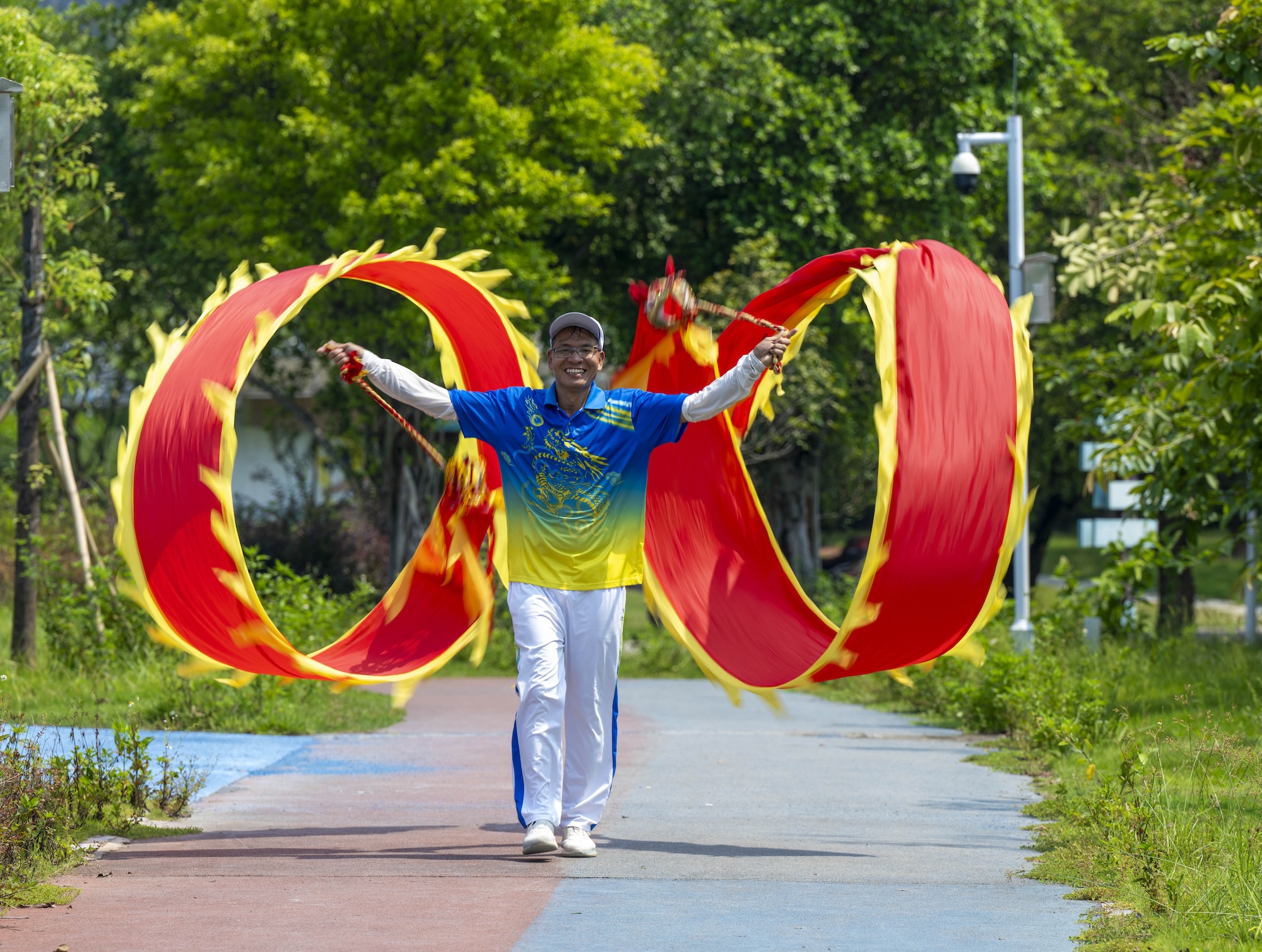 A man performs a ribbon dragon dance at Canghai Sports Park in Wuzhou, south China's Guangxi Zhuang Autonomous Region on August 7, 2026. /IC
