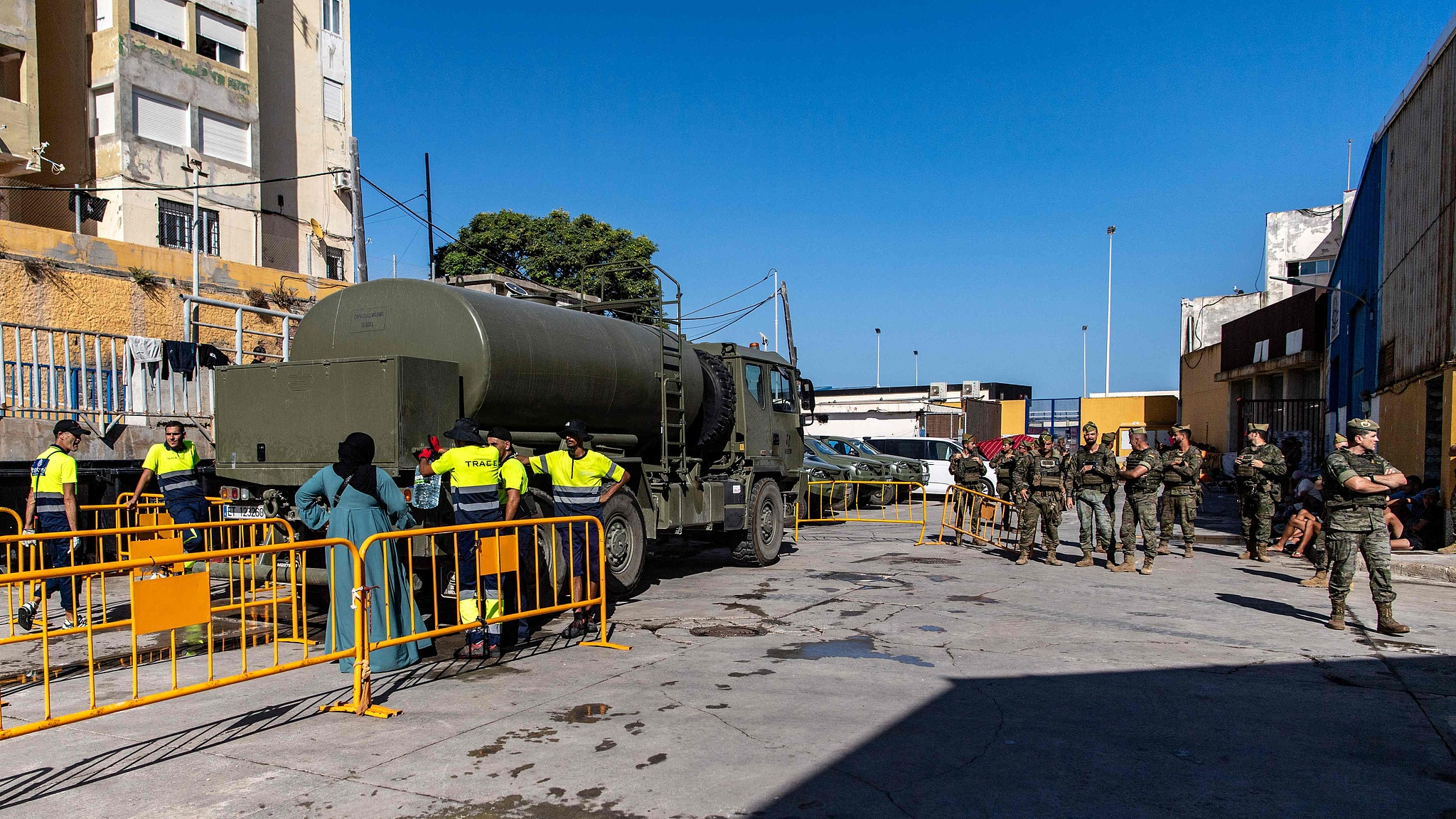Spanish soldiers supervise water distribution at a settlement for migrants in the Spanish North African enclave of Ceuta on August 7, 2026. /VCG