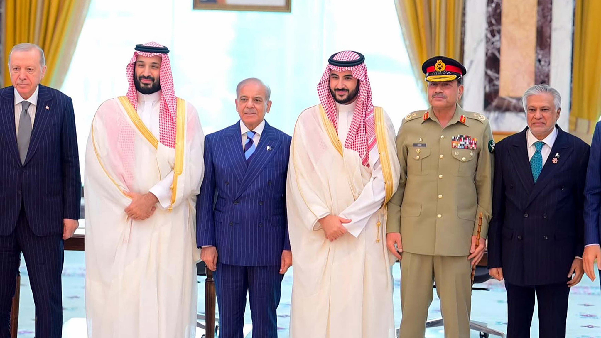 Prime Minister of the Islamic Republic of Pakistan Muhammad Shehbaz Sharif, Prince Mohammed Bin Salman Bin Abdulaziz Al Saud, crown prince and prime minister of Saudi Arabia, and Recep Tayyip Erdogan, president of the Republic of Türkiye, pose for a group photo after signing the Makkah Joint Defense Agreement in Makkah on Friday, August 7, 2026. /VCG