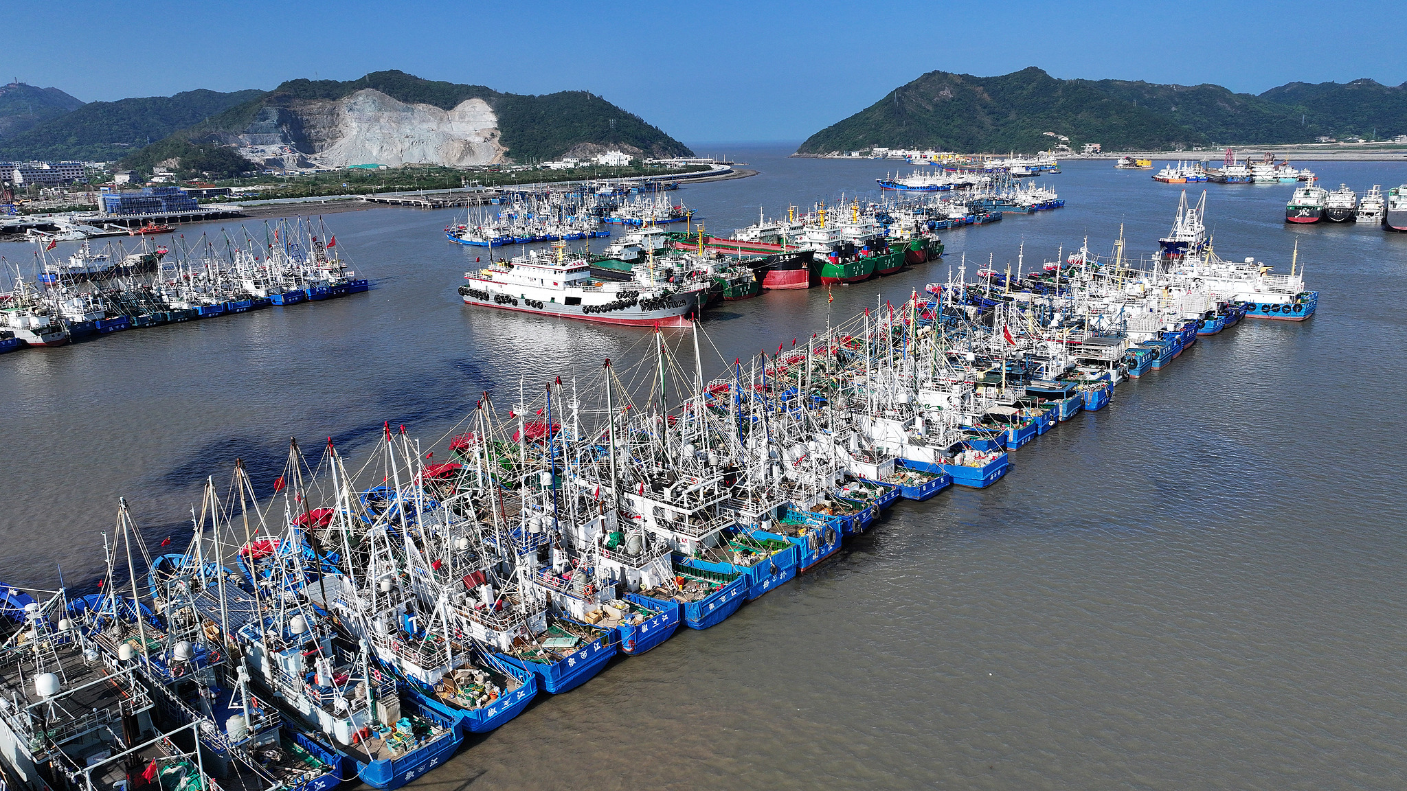 Fishing boats have returned to a local port in Taizhou City to take shelter from the typhoon in east China's Zhejiang Province, August 6, 2026. /VCG