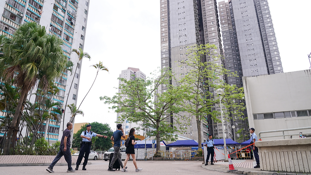 Residents affected by the massive fire in Wang Fuk Court of Tai Po return to their units to collect their belongings, Hong Kong, China, April 23, 2026. /VCG
