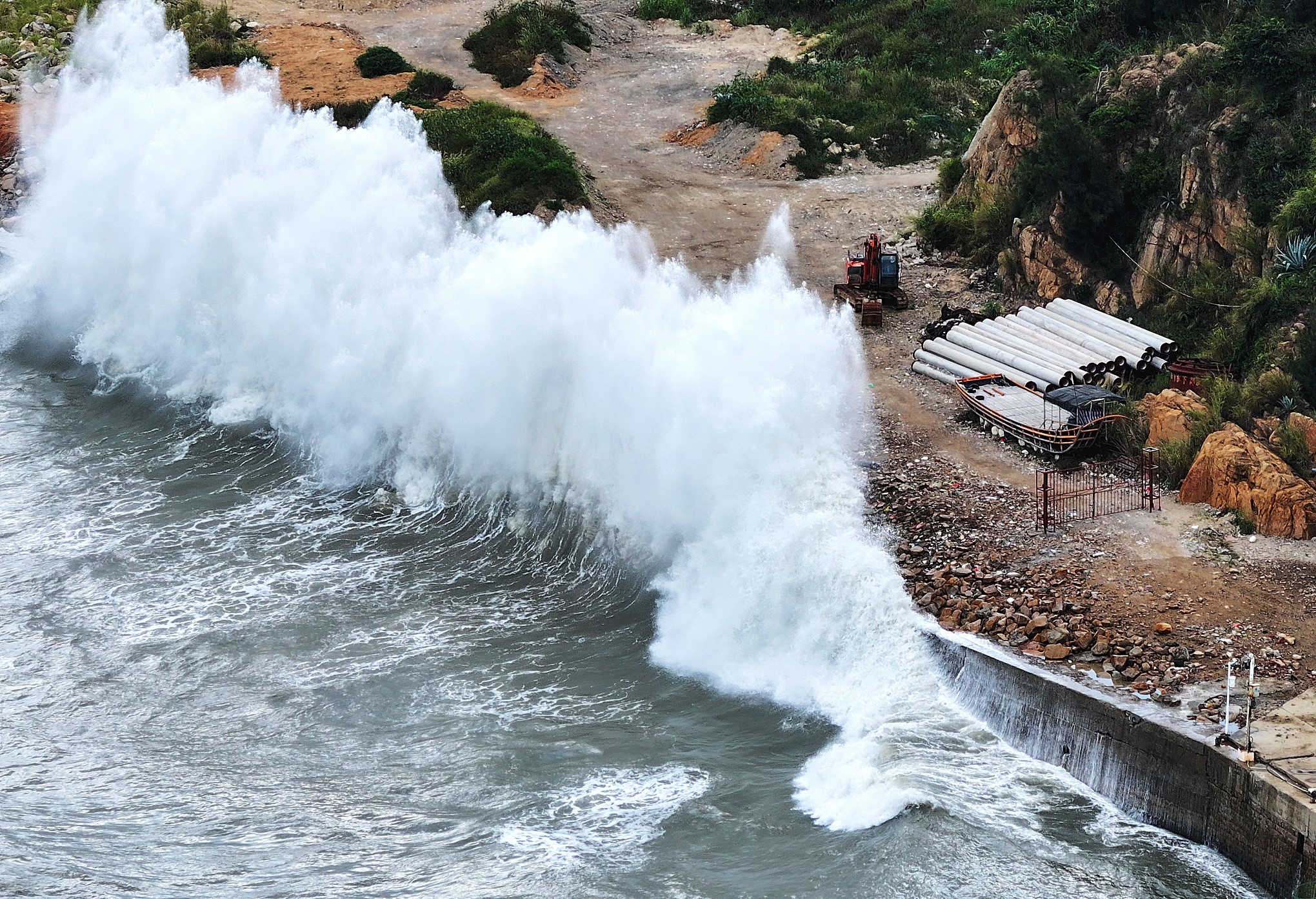 Waves surge along the coast as Typhoon Dolphin stirs rough seas, Lianjiang, east China's Fujian Province, August 8, 2026. /VCG