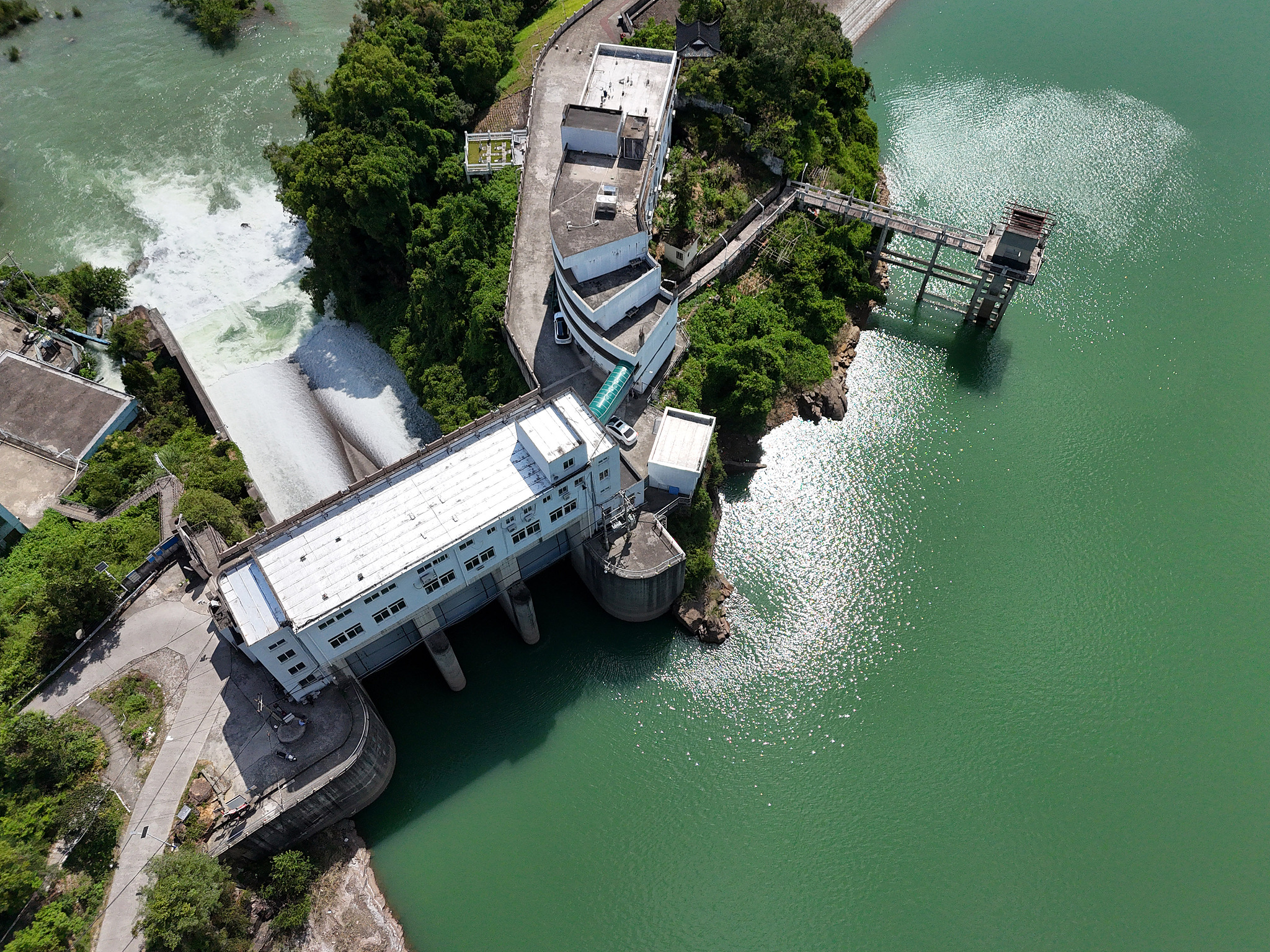 A reservoir releases water ahead of Typhoon Dolphin, Yueqing, east China's Zhejiang Province, August 7, 2026. /VCG