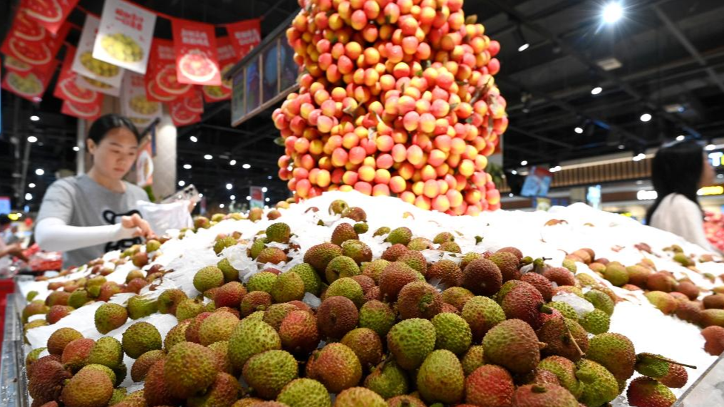 Customers shop for fruits at a supermarket in Handan, Hebei Province in north China, June 10, 2026. /Xinhua