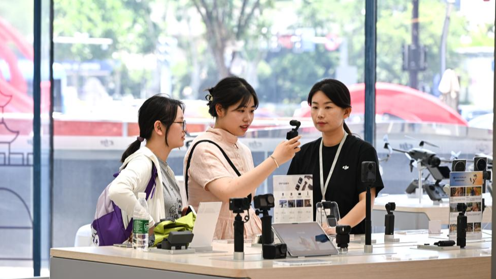 Customers shop for electronic products at a shopping mall in Nanjing, Jiangsu Province in east China, June 10, 2026. /Xinhua