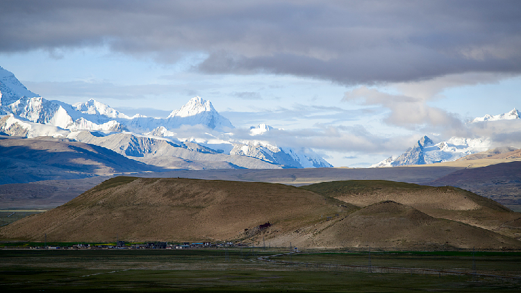 Live: Qomolangma, a breathtaking display of nature's grandeur