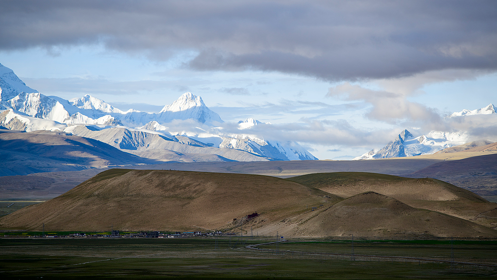 Live: Qomolangma, a breathtaking display of nature's grandeur