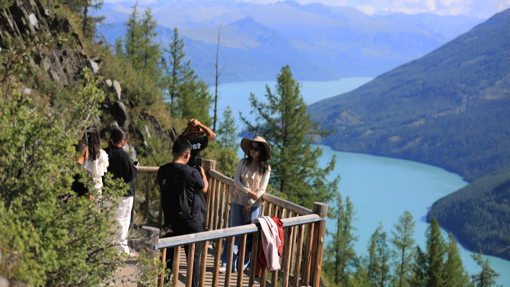 Picturesque Kanas scenic area draws crowds of tourists