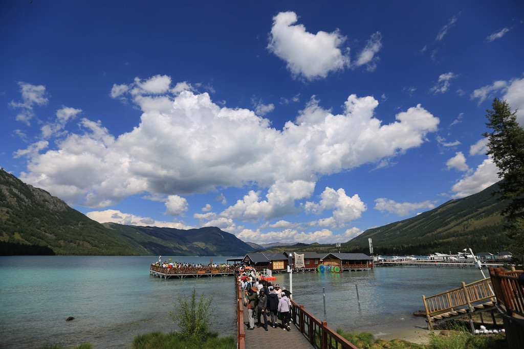 On August 8, 2026, the stunning Kanas Scenic Area in Altay, Xinjiang Uygur Autonomous Region, attracts hordes of tourists with its enchanting natural landscapes. /VCG