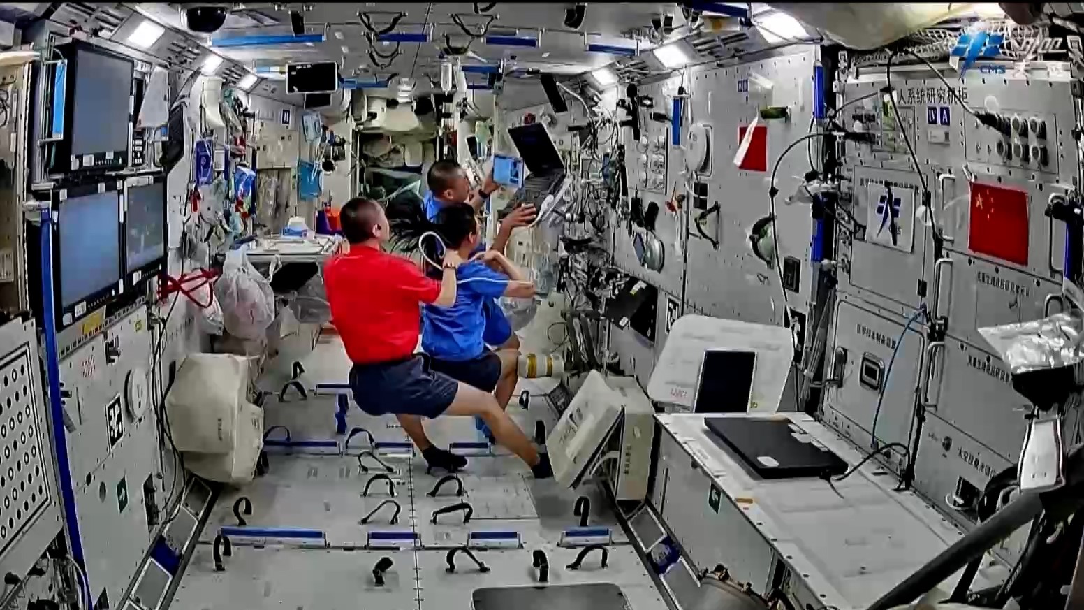 Three Chinese astronauts use an ultrasound device to examine muscles. /China Manned Space Agency