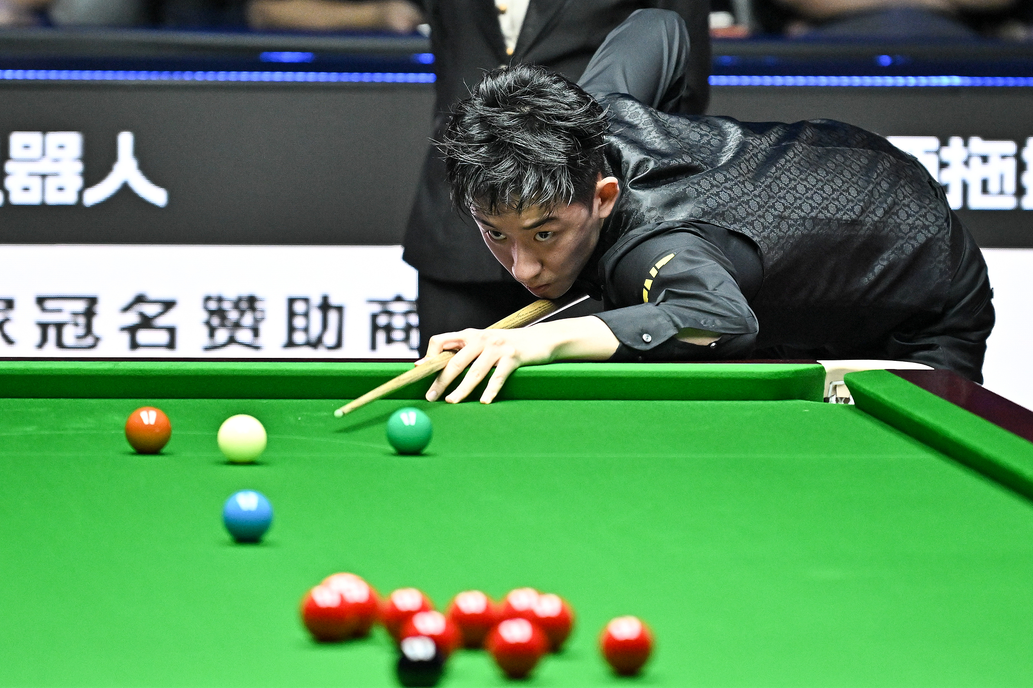 China's Wu Yize takes a shot against compatriot Yao Pengcheng during their match in the first round of the World Snooker Tour China Open in Taiyuan, China, August 8, 2026. /VCG