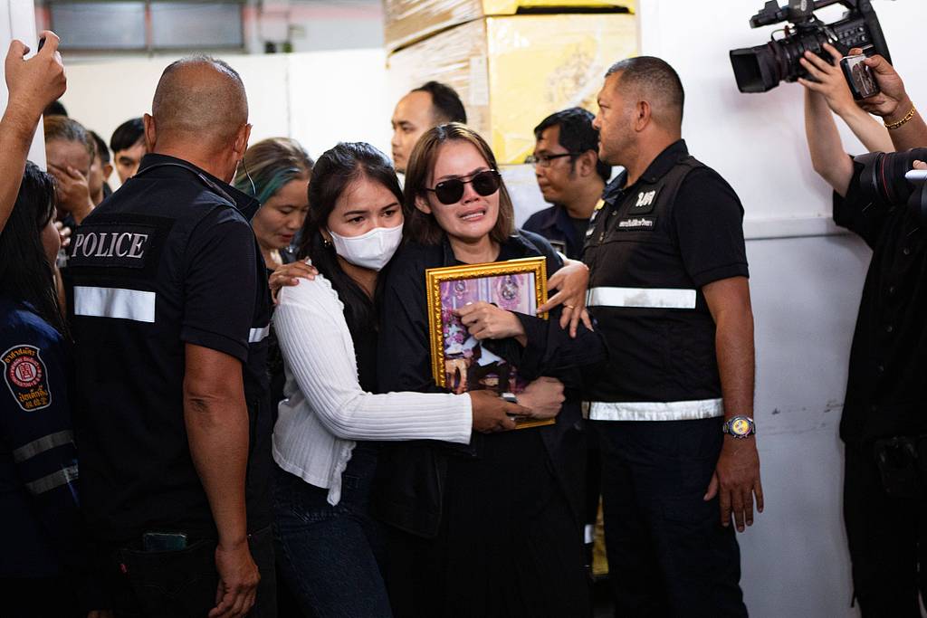 Family members of a teacher killed in a deadly shooting at Debsirin Nonthaburi School, react as they receive the body at Police General Hospital, Bangkok, Thailand, August 8, 2026. /VCG