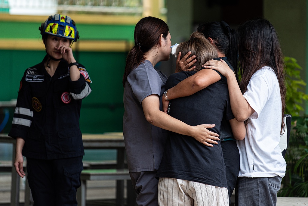 Relatives of the victims who were killed in the school mass shooting seen crying at the scene, Bangkok, Thailand, August 7, 2026. /VCG