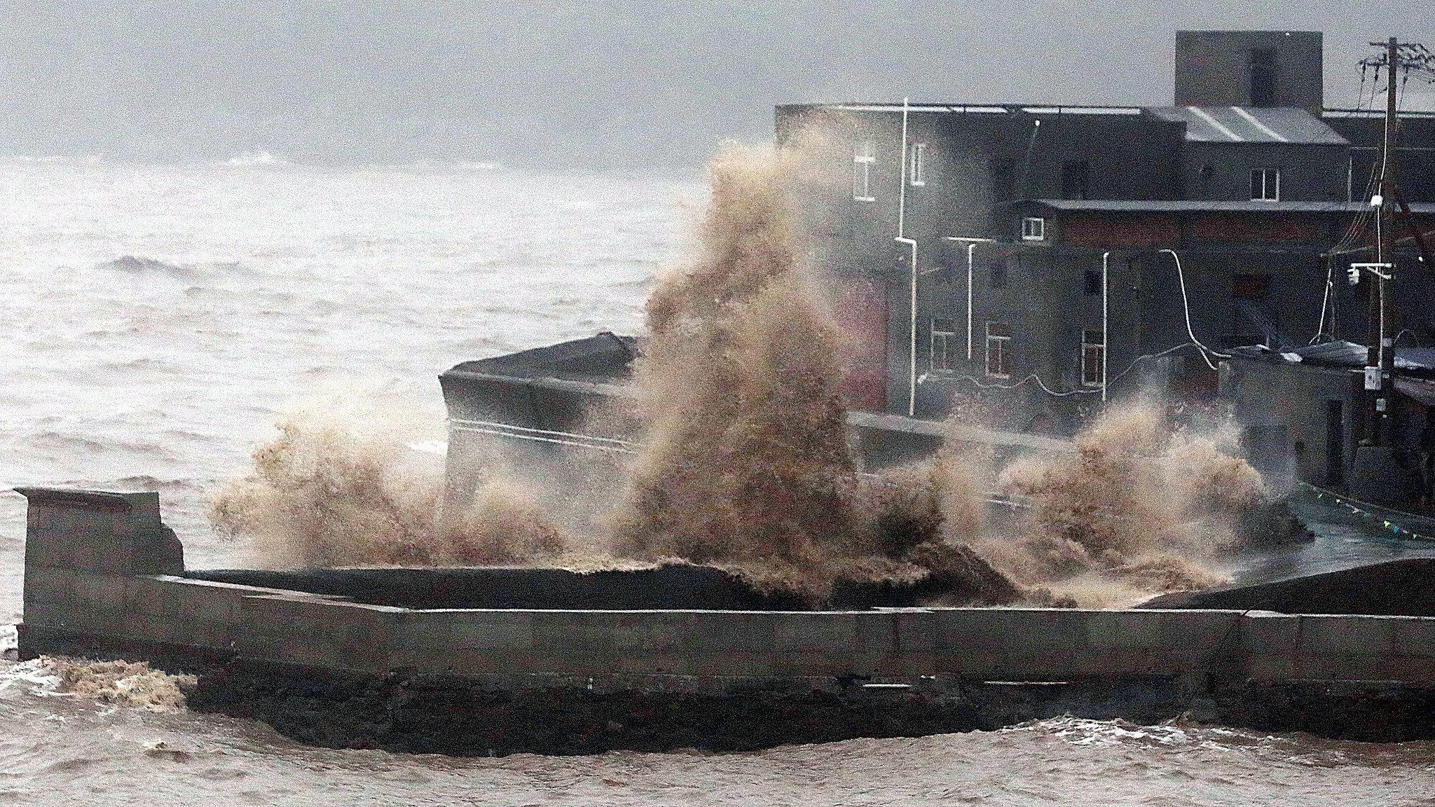 Giant waves crash onto the shore as powerful Typhoon Dolphin makes landfall, Taizhou City, east China's Zhejiang Province, August 9, 2026. /VCG