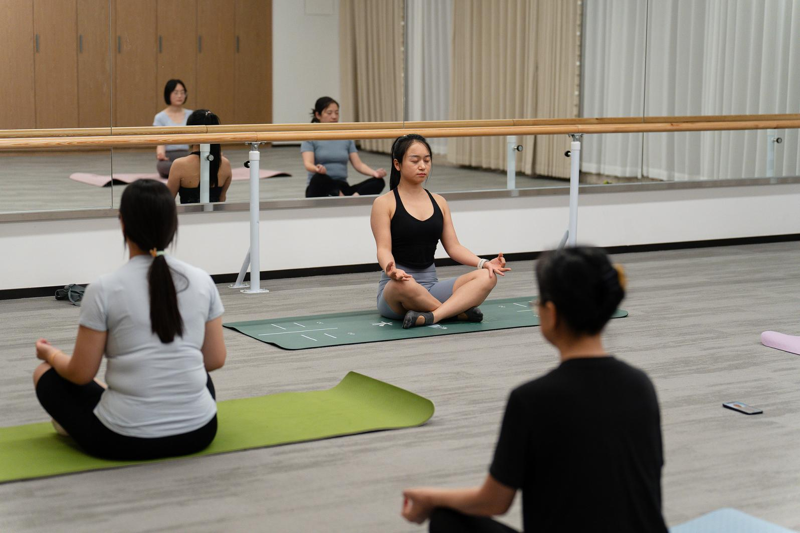 People attend a traditional wellness class at a youth night school in Jinhua, Zhejiang Province, June 1, 2026. /CFP