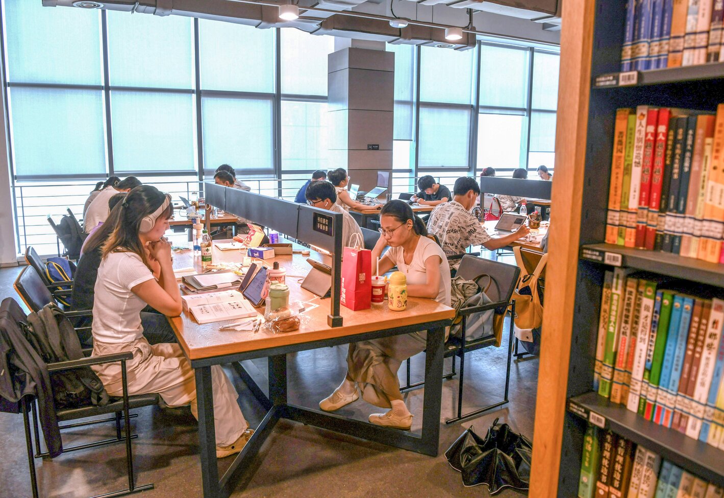 Young readers spend a summer day at a library in Tongling, Anhui Province, August 4, 2026. /CFP