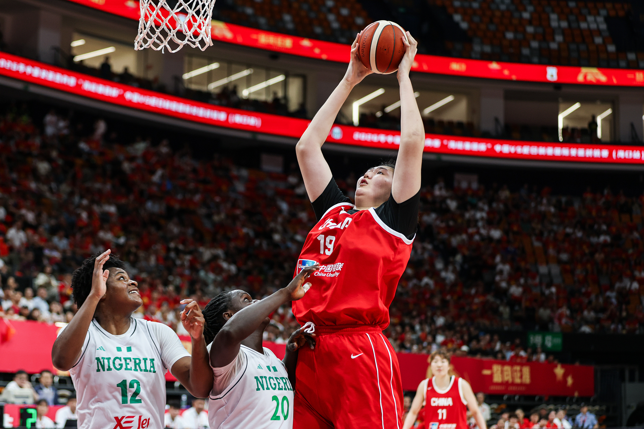 China's Zhang Ziyu (C) takes a shot against Nigeria in a 2026 FIBA Women's World Cup warm-up game in Haikou, south China's Hainan Province, August 9, 2026. /VCG