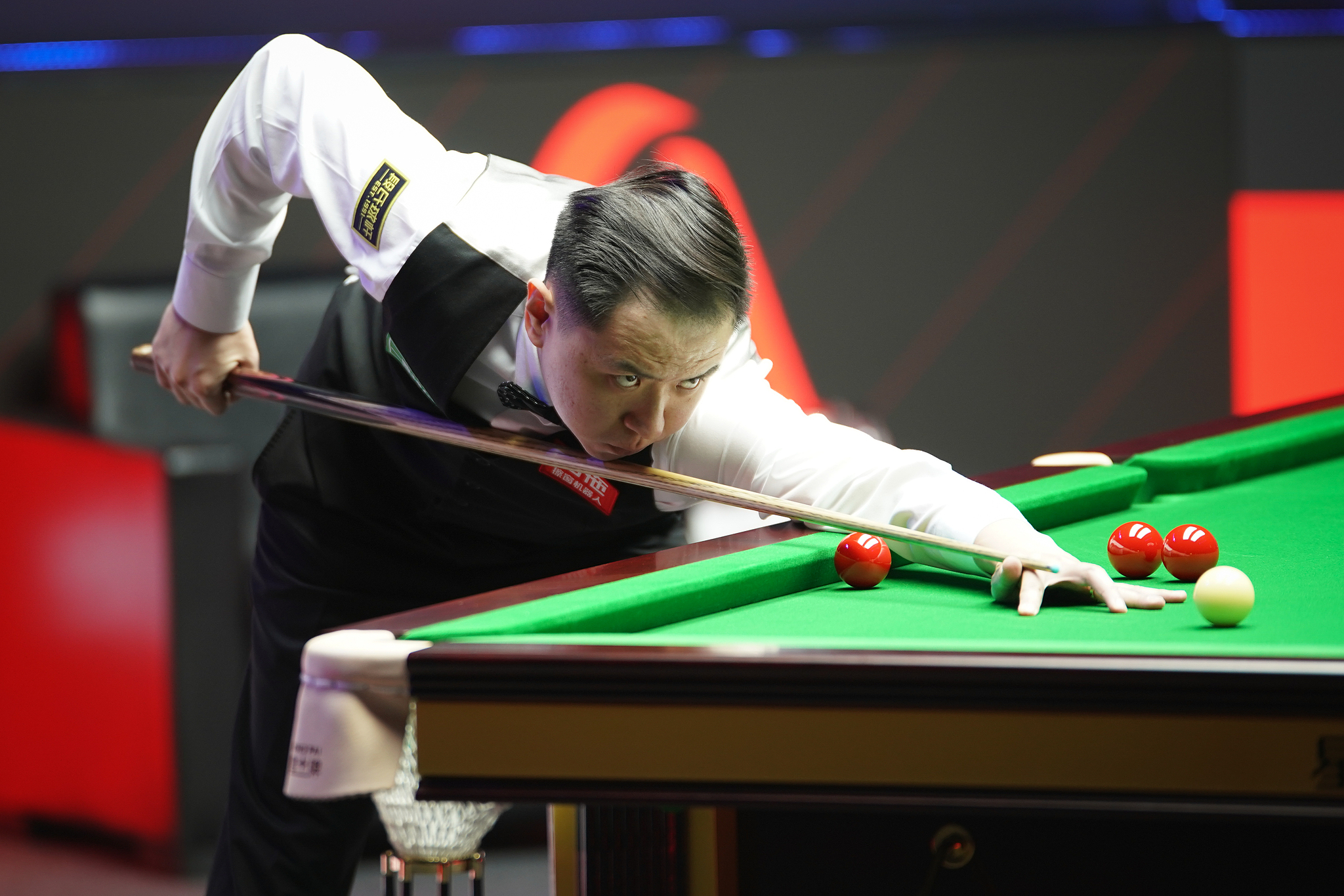 China's Xiao Guodong takes a shot against Scotland's Anthony McGill during a first round match at the WST China Open in Taiyuan, Shanxi Province, China, August 9, 2026. /VCG