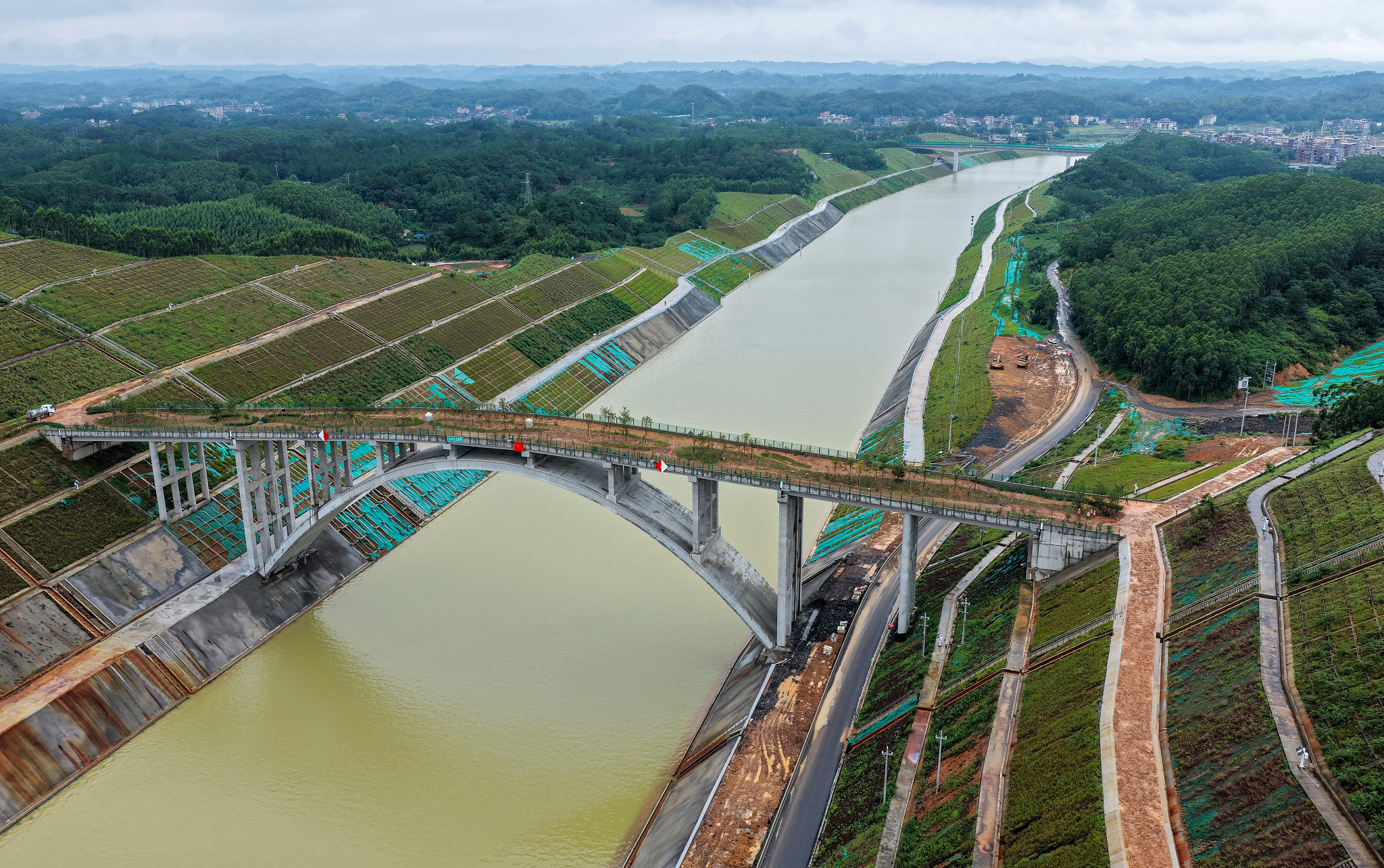 A wildlife ecological overpass under construction along the Pinglu Canal in Lingshan County, Guangxi Zhuang Autonomous Region, south China, July 8, 2026. /VCG