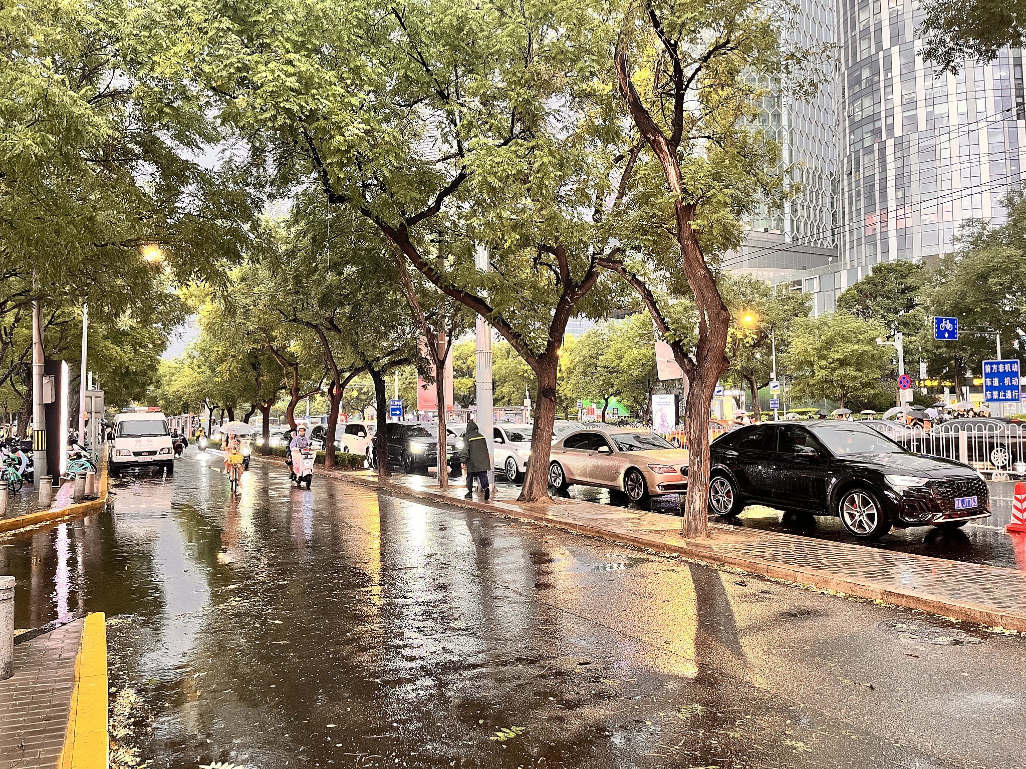 Heavy rain hits Beijing, China, August 7, 2026. /VCG