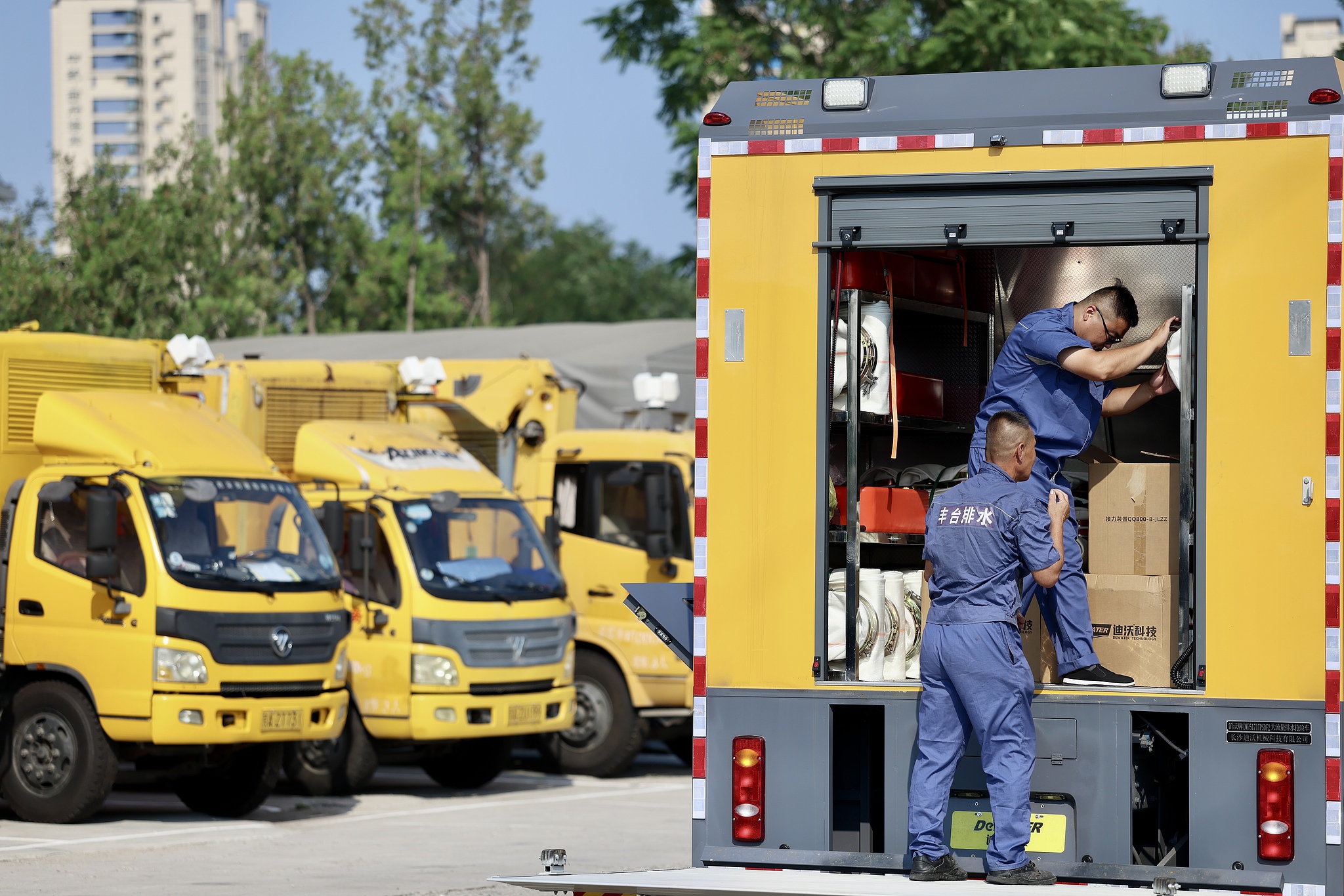 Workers inspect emergency drainage vehicles in Fengtai District, Beijing, China, August 10, 2026. /VCG