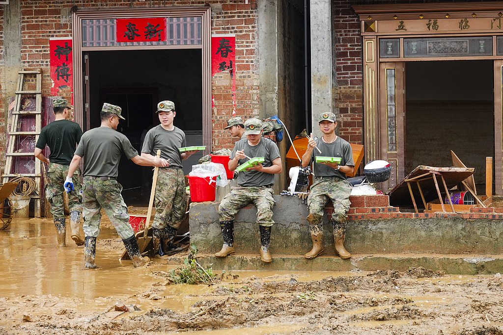 Soldiers have lunch during a break from their disaster relief work in a village, Hengzhou City, south China's Guangxi Zhuang Autonomous Region, July 8, 2026. /VCG
