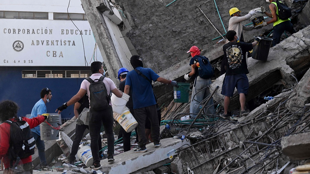 Volunteers and rescuers look for survivors amid the rubble of a collapsed building after an earthquake in Cali, Colombia, August 11, 2026. /VCG