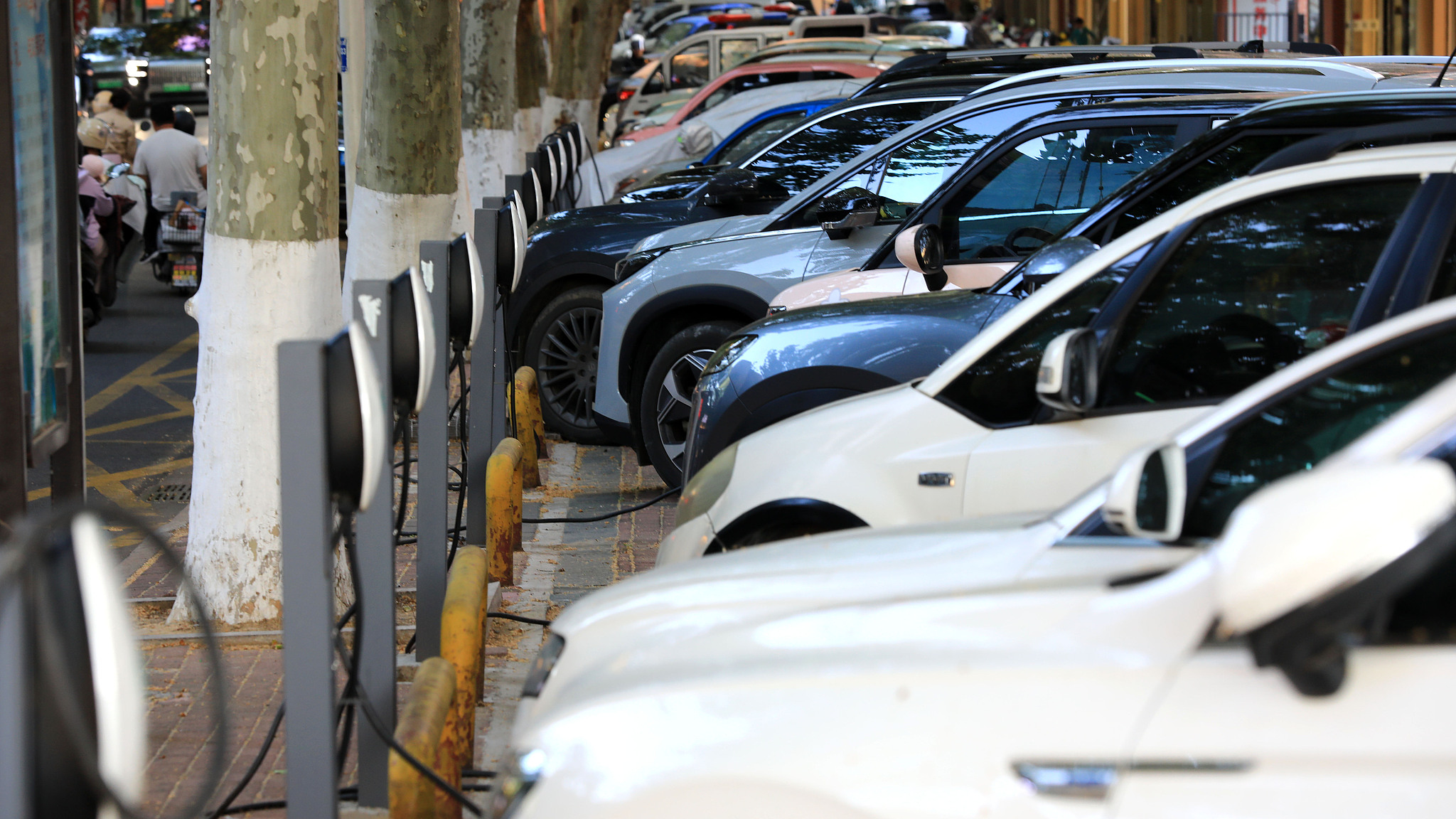 New energy vehicles charge at a roadside charging station in Huai'an, east China's Jiangsu Province, May 13, 2026. /VCG