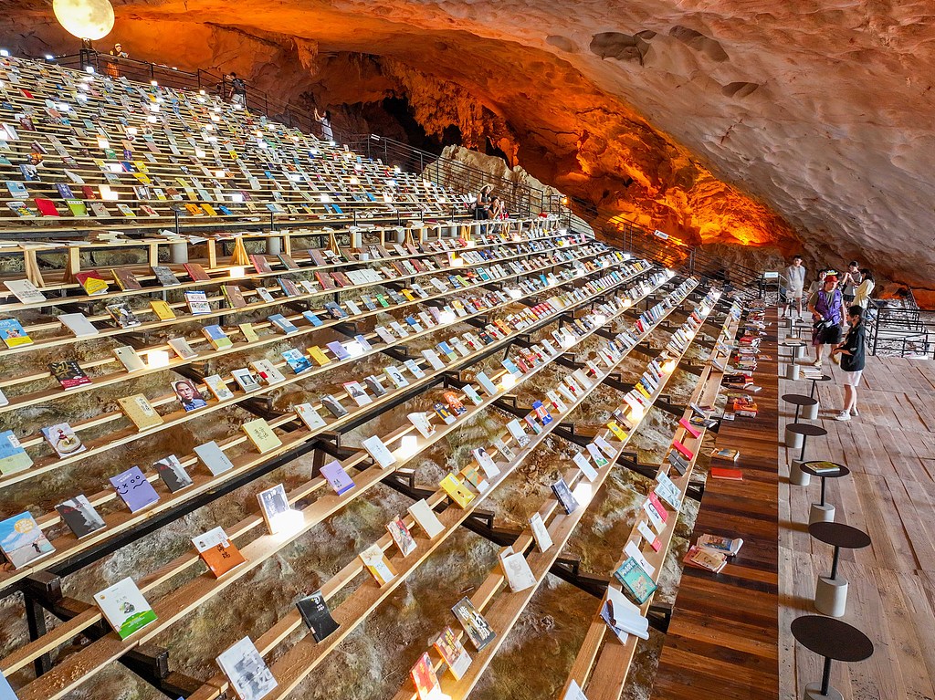 A reading room tucked inside a natural cave in Xiuwen County, Guizhou Province on August 10, 2026 /VCG