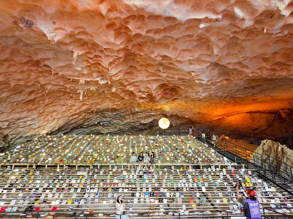 A reading room tucked inside a natural cave in Xiuwen County, Guizhou Province on August 10, 2026 /VCG