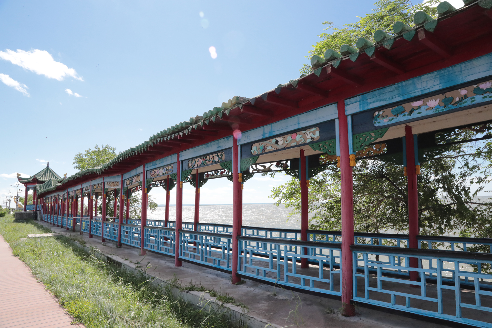 A traditional-style corridor stands by the shore of Hulun Lake in Hulunbuir, Inner Mongolia. /CGTN