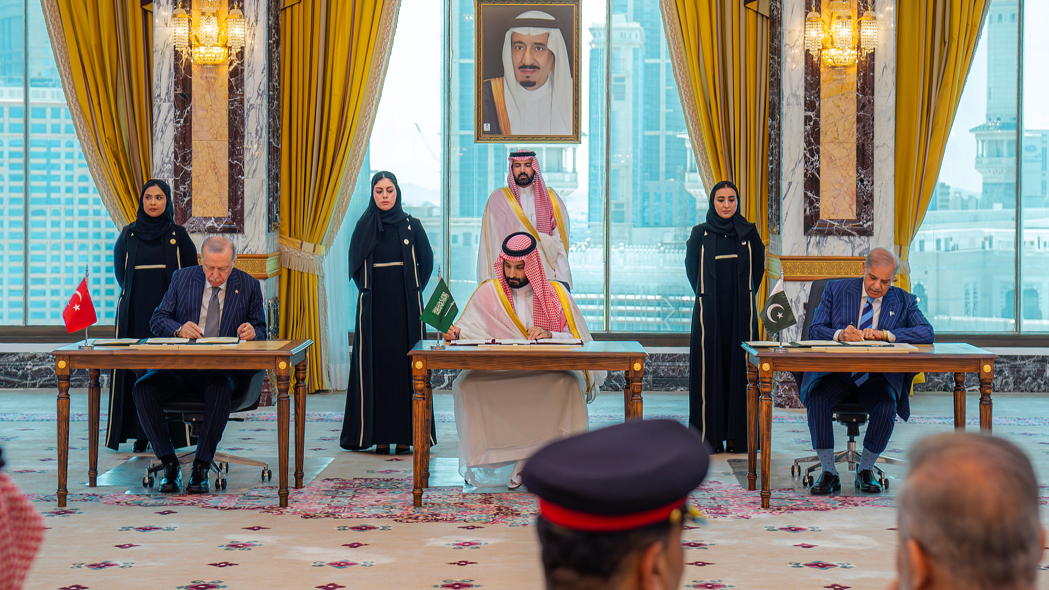 From left, Turkish President Recep Tayyip Erdogan, Saudi Crown Prince Mohammed bin Salman and Pakistani Prime Minister Shehbaz Sharif sign a trilateral defense agreement in Mecca, Saudi Arabia, August 7, 2026. /VCG
