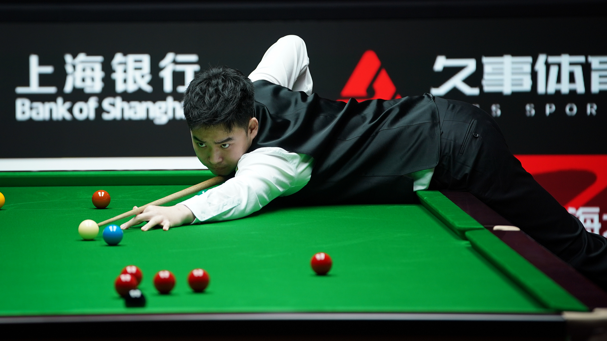 Si Jiahui takes a shot against Chinese compatriot Jiang Jun during a first-round match at the WST China Open in Taiyuan, Shanxi Province, China, August 10, 2026. /VCG